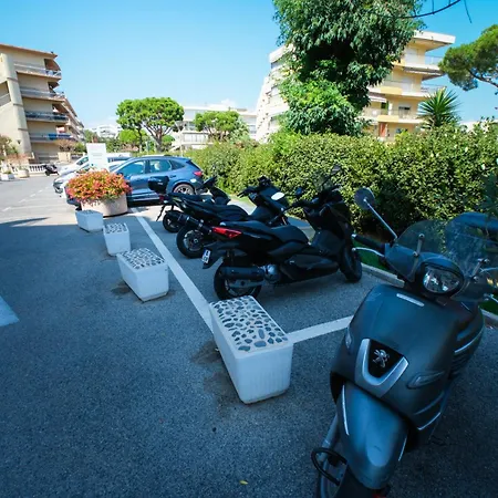Bono Jacuzzi & Saint-Laurent-du-Var