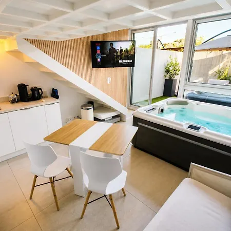 Bono Romantic & Private Jacuzzi Lejlighed *